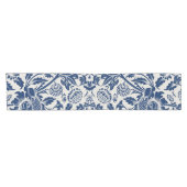 Intricate blue floral pattern on light background kurzer tischläufer (Horizontal)