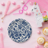 Intricate blue floral pattern on light background pappteller (Party)