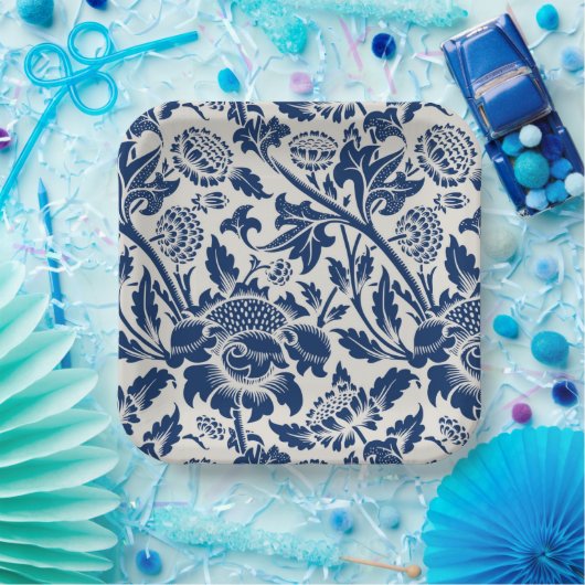 Intricate blue floral pattern on light background pappteller (Party)
