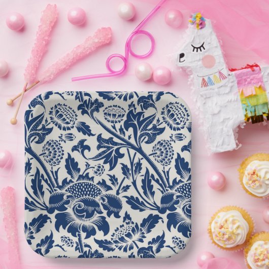 Intricate blue floral pattern on light background pappteller (Party)