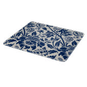 Intricate blue floral pattern on light background schneidebrett (Ecke)