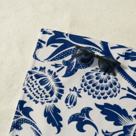 Intricate blue floral pattern on light background strandtuch