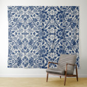 Intricate blue floral pattern on light background wandteppich (Beispiel (Horizontal))