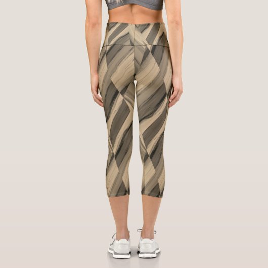 Intricate Brown Marble Muster Capri Leggings (Rückseite)