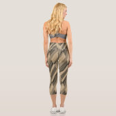 Intricate Brown Marble Muster Capri Leggings (Rückseite)