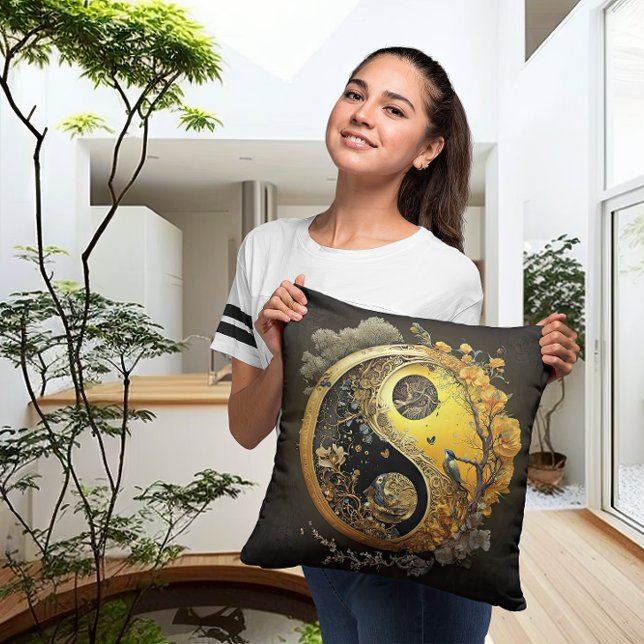 Intricate Yellow Taijitu Yin und Yang Contemporary Kissen (Von Creator hochgeladen)