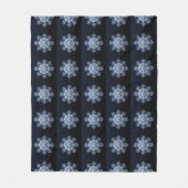 Intricses Snowflake Design auf dunkelblauem Hinter Fleecedecke (Vorderseite)