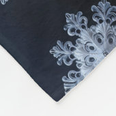 Intricses Snowflake Design auf dunkelblauem Hinter Fleecedecke (Ecke)