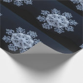 Intricses Snowflake Design auf dunkelblauem Hinter Geschenkpapier (Ecke)
