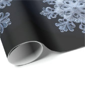 Intricses Snowflake Design auf dunkelblauem Hinter Geschenkpapier (Rolleneckpunkt)