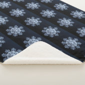 Intricses Snowflake Design auf dunkelblauem Hinter Sherpadecke (3/4)