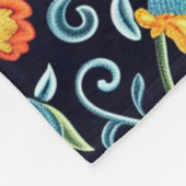 Intrigante Blumenkunst: Blaue und orangefarbene Bl Fleecedecke (Ecke)