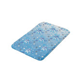 Intrikierte blaue und weiße Sterne und Schneeflock Badematte (Schrägansicht)