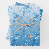Intrikierte blaue und weiße Sterne und Schneeflock Geschenkpapier Set (Beispiel)