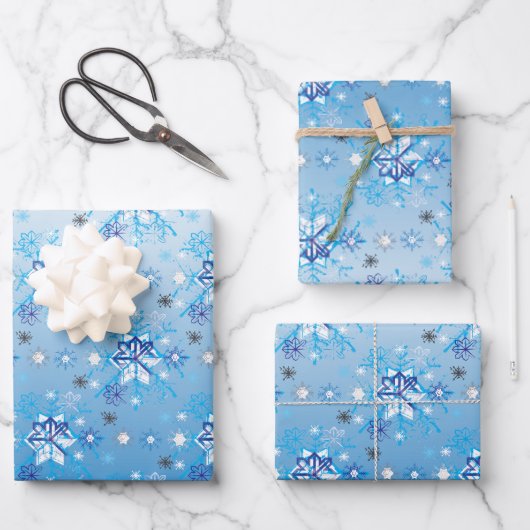 Intrikierte blaue und weiße Sterne und Schneeflock Geschenkpapier Set (Vorderseite)