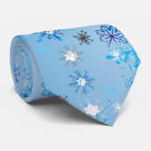 Intrikierte blaue und weiße Sterne und Schneeflock Krawatte (Gerollt)