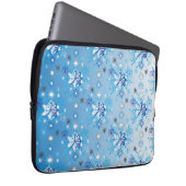 Intrikierte blaue und weiße Sterne und Schneeflock Laptopschutzhülle (Vorne Rechts)