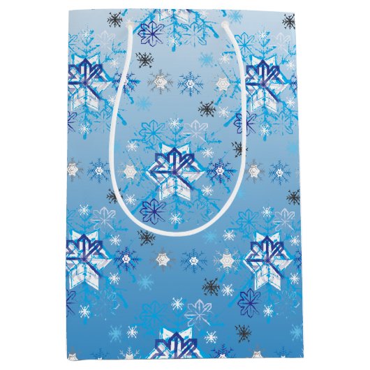 Intrikierte blaue und weiße Sterne und Schneeflock Mittlere Geschenktüte (Vorderseite)