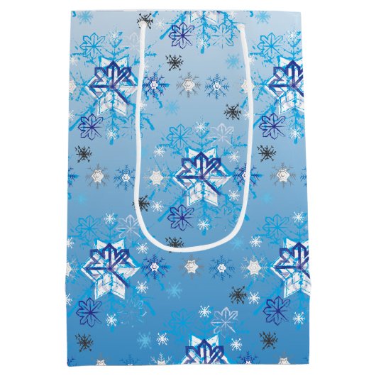 Intrikierte blaue und weiße Sterne und Schneeflock Mittlere Geschenktüte (Rückseite)