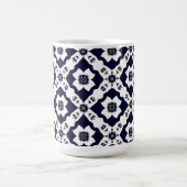 Intrikierte Motive im Schwarz-Weiß-Kontrast Kaffeetasse (Mittel)