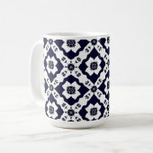 Intrikierte Motive im Schwarz-Weiß-Kontrast Kaffeetasse (Vorderseite Links)