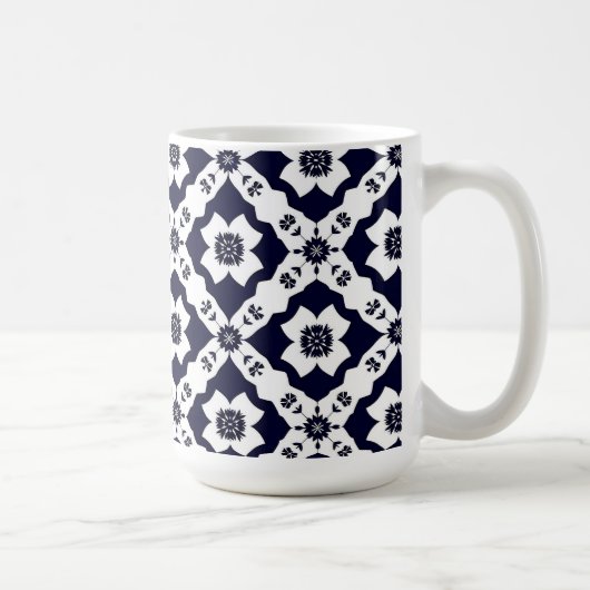 Intrikierte Motive im Schwarz-Weiß-Kontrast Kaffeetasse (Rechts)