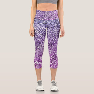 Intrikiertes Blumendesign in Lila Farben und Weiß Capri Leggings