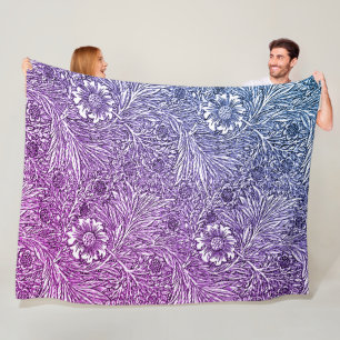 Intrikiertes Blumendesign in Lila Farben und Weiß Fleecedecke