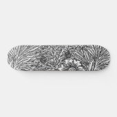 Intrikiertes Blumendesign in Schwarz und Weiß Skateboard (Horizontal)