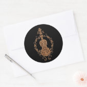 Intrikiertes braunes Violindesign auf schwarz Runder Aufkleber (Umschlag)