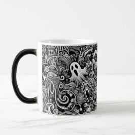 Intrikiertes Halloween-Doodle-Muster mit dunklen S Verwandlungstasse