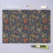 Intrikiertes Leaf- und Berry-Muster auf schwarz Seidenpapier (Handwerk)