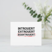 Introvert Extrovert Booktrovert Funny Book lovers Postkarte (Stehend Vorderseite)