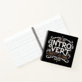 Introvert (Party of One) Uni-regiertes Sq-Notebook Notizblock (Innenseite)