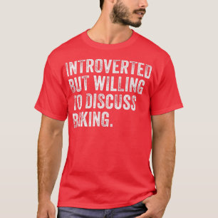 Introvertiert, aber bereit, über das Backen einer T-Shirt