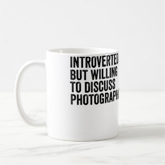 Introvertiert, aber bereit, über Fotografie zu dis Kaffeetasse