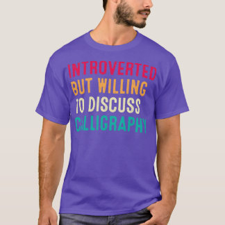 Introvertiert, aber bereit, über Kalligrafie Ret z T-Shirt