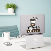 Introvertiert, aber wird über Kaffee sprechen Stic Aufkleber (Laptop auf Schreibtisch)