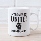 Introvertierte Einzelne vereinbaren Kaffeetasse