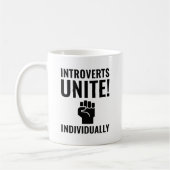 Introvertierte Einzelne vereinbaren Kaffeetasse (Links)