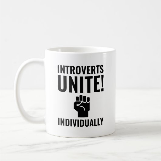 Introvertierte Einzelne vereinbaren Kaffeetasse (Links)