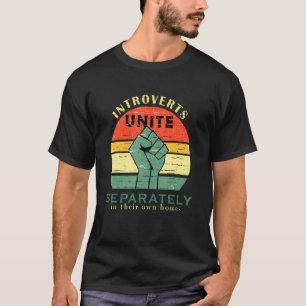 Introvertierte vereinen sich getrennt in ihren eig T-Shirt
