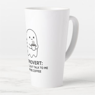 Introvertierter Geist spricht nicht vor dem Kaffee Milchtasse