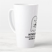 Introvertierter Geist spricht nicht vor dem Kaffee Milchtasse (Linke Ecke)