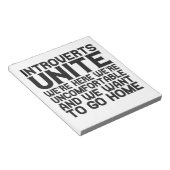 Introverts Unite We're here We're unkomfortable Notizblock (angewinkelt)