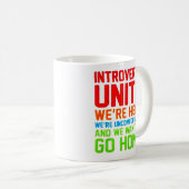 INTROVERTS UNITE WIR SIND HIER UNBEQUEM.. KAFFEETASSE (VorderseiteRechts)