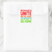 INTROVERTS UNITE WIR SIND HIER UNBEQUEM.. QUADRATISCHER AUFKLEBER (Tasche)