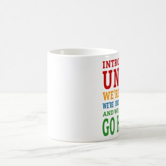 Introverts Unite - Wir sind hier und woll, Zuhause Kaffeetasse (Mittel)