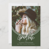 Invertierte Arch Trendy Script Graduate Foto Green Einladung (Vorderseite)