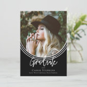 Invertiertes Arch Trendy Script Graduate Foto Einladung (Stehend Vorderseite)